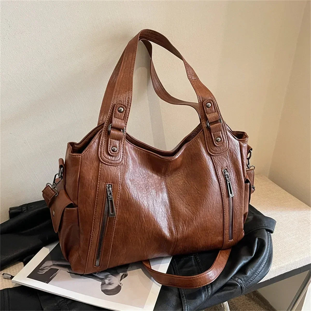 Soft Interior Compartment PU Leather Shoulder Bag For Women With Zipper Closure