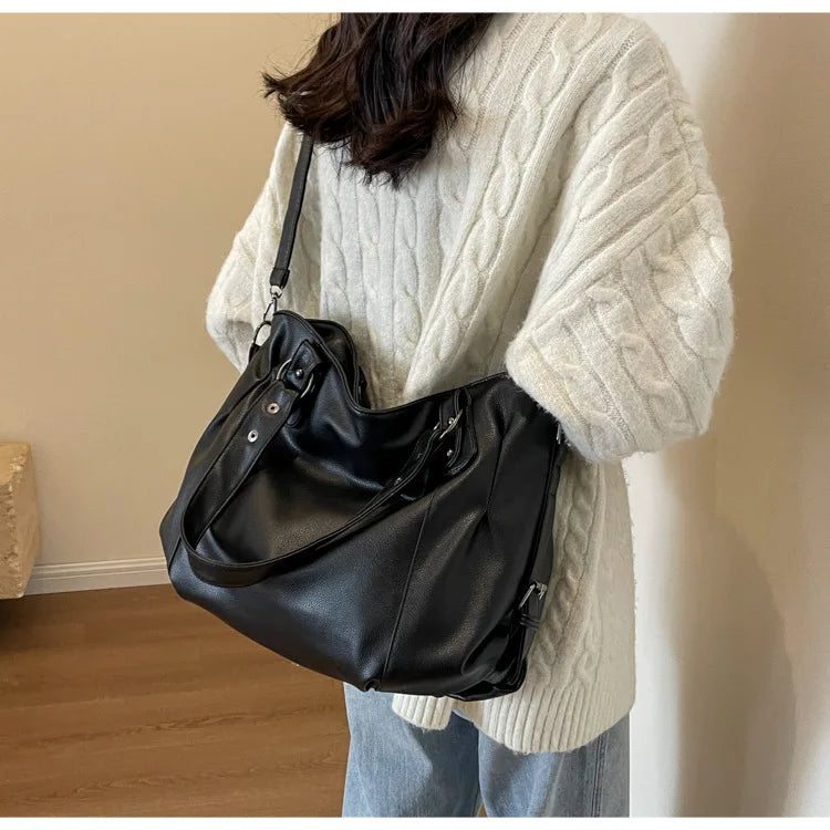 Soft Interior Compartment PU Leather Shoulder Bag For Women With Zipper Closure